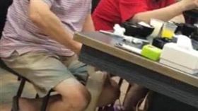 圖說：火鍋,平價火鍋,中年男子,男子,內用飲料,寶特瓶,貪小便宜,高雄（圖／翻攝自臉書社團「爆料公社」）