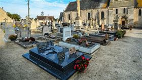 慎選日子卻被壞時辰…男子幫母親撿骨遷葬　竟遭園方先破土（圖／翻攝自Pixabay）