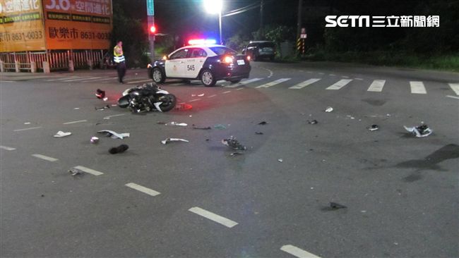 疑貪快闖紅燈　撞車噴飛釀1死1傷