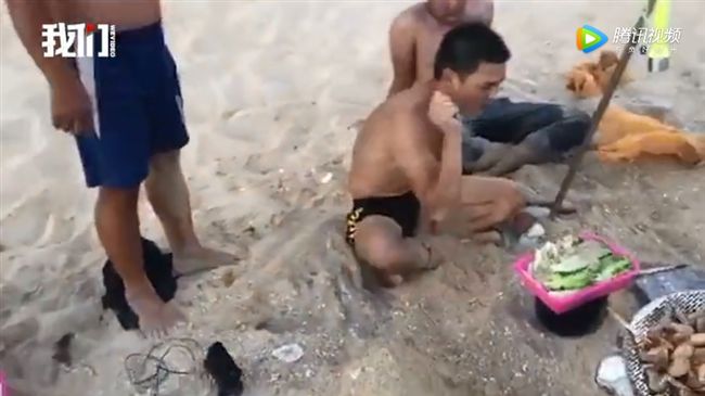 海邊烤肉被混混討食　不給竟惱羞潑沙