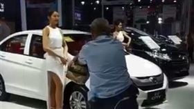 中國大陸,大陸,車模,阿伯,拍照,上傳,有錢,網友,網路,大爺,影片（圖／翻攝自騰訊視頻）