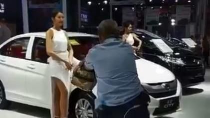 車展阿伯將辣模拍上床　網友全跪了