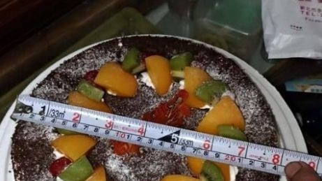抱怨尺寸不對…蛋糕照卻藏邪惡亮點