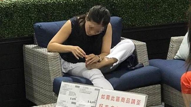 到處是我家客廳？女坐好市多沙發摳腳