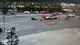 轎車左轉撞機車　騎士撞飛翻6圈摔地