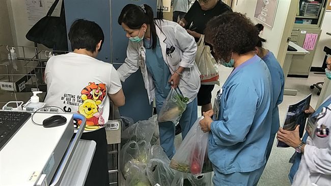 菜販掛急診憂生計　暖心護理師全包了