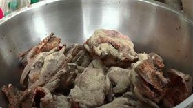 泰國富里府「鴿」滿為患，影響到當地作物、生活，當局為了解決祭出獎金，民眾只要捉一隻鴿子，就能拿到10泰銖（約新台幣9元）。另外，當局也舉辦「煮鴿大會」，鼓勵民眾一起烹煮鴿子吃。（圖／翻攝自RTBF）