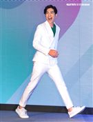 蕭敬騰代言手機大跳手勢舞。（記者邱榮吉/攝影）