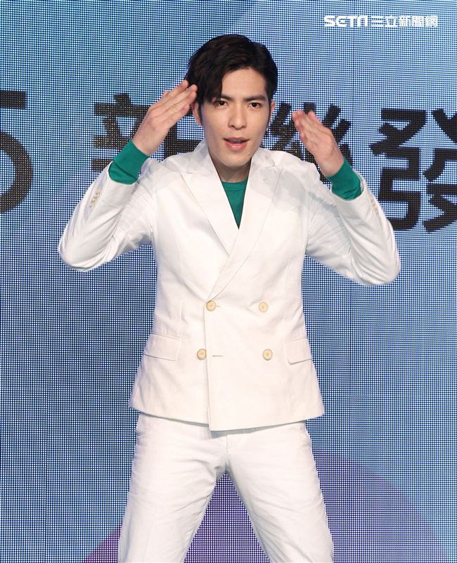 蕭敬騰代言手機大跳手勢舞。（記者邱榮吉/攝影）