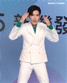 蕭敬騰代言手機大跳手勢舞。（記者邱榮吉/攝影）