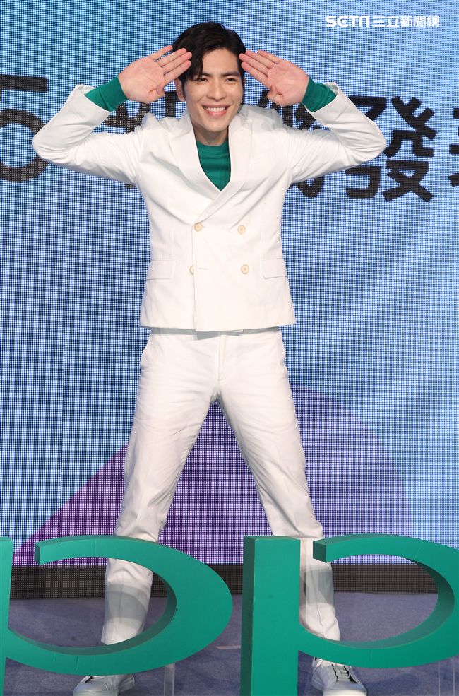 蕭敬騰代言手機大跳手勢舞。（記者邱榮吉/攝影）