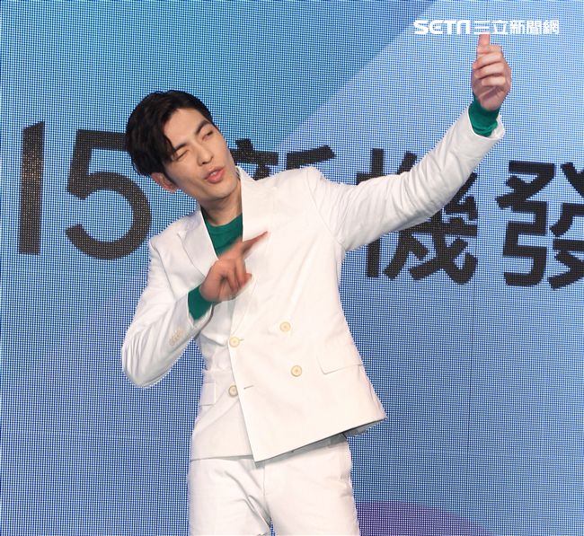 蕭敬騰代言手機大跳手勢舞。（記者邱榮吉/攝影）