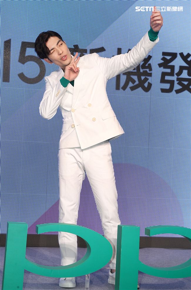 蕭敬騰代言手機大跳手勢舞。（記者邱榮吉/攝影）