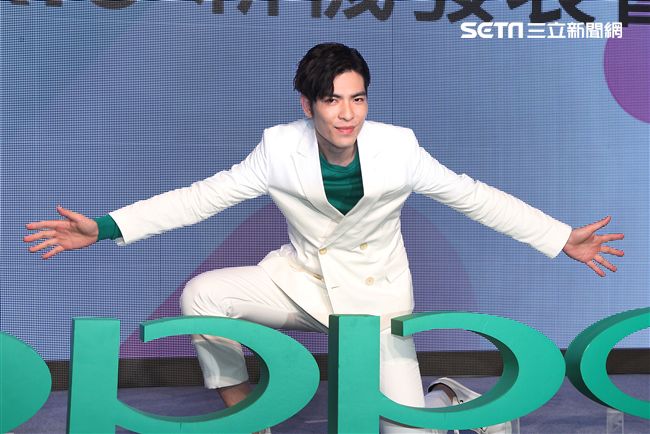 蕭敬騰代言手機大跳手勢舞。（記者邱榮吉/攝影）