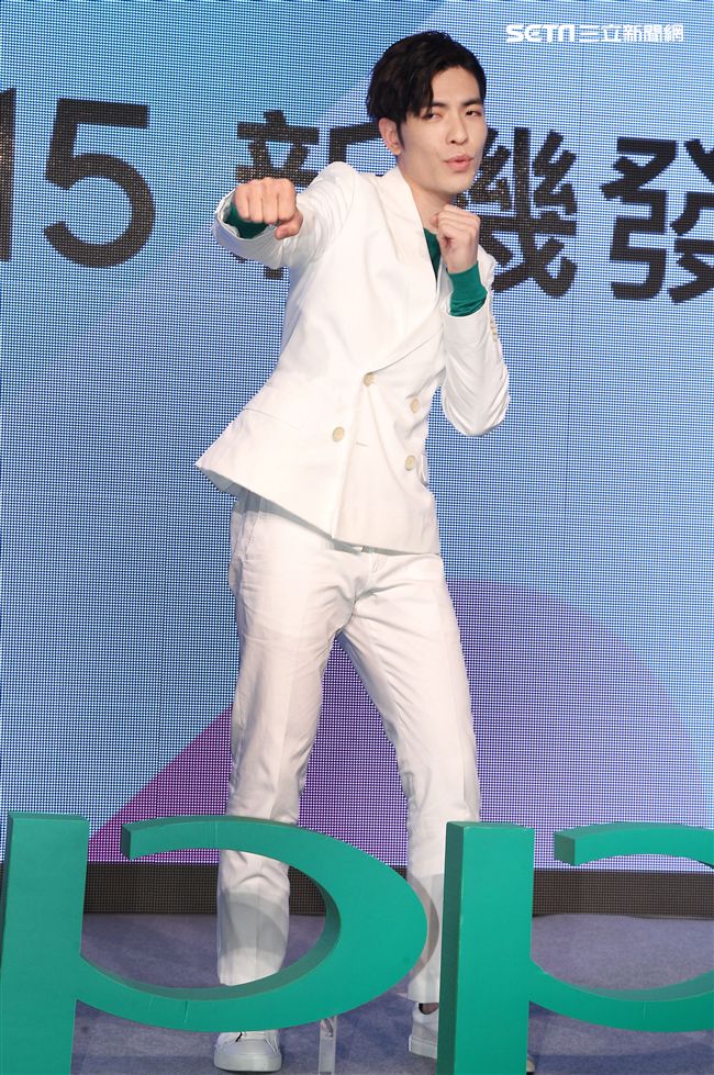 蕭敬騰代言手機大跳手勢舞。（記者邱榮吉/攝影）