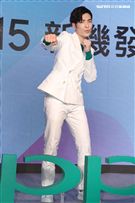 蕭敬騰代言手機大跳手勢舞。（記者邱榮吉/攝影）