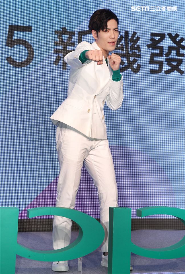 蕭敬騰代言手機大跳手勢舞。（記者邱榮吉/攝影）