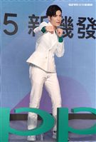 蕭敬騰代言手機大跳手勢舞。（記者邱榮吉/攝影）