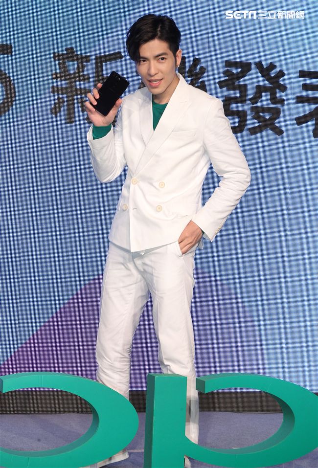 蕭敬騰代言手機大跳手勢舞。（記者邱榮吉/攝影）