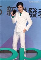 蕭敬騰代言手機大跳手勢舞。（記者邱榮吉/攝影）