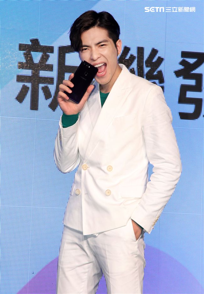 蕭敬騰代言手機大跳手勢舞。（記者邱榮吉/攝影）