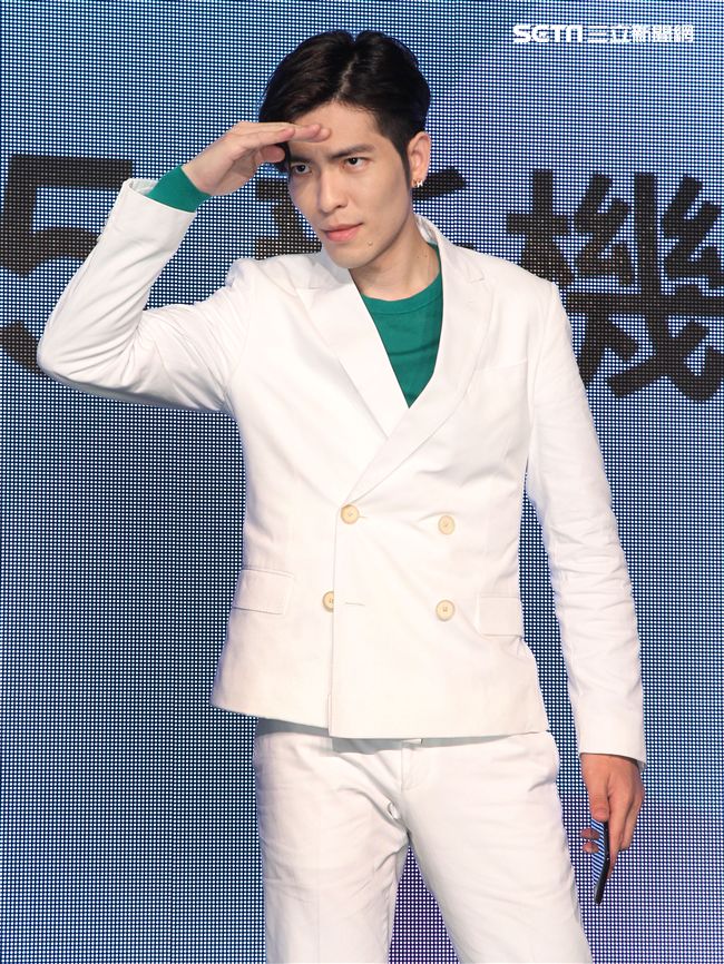 蕭敬騰代言手機大跳手勢舞。（記者邱榮吉/攝影）