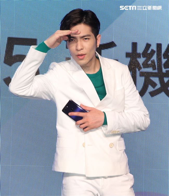 蕭敬騰代言手機大跳手勢舞。（記者邱榮吉/攝影）