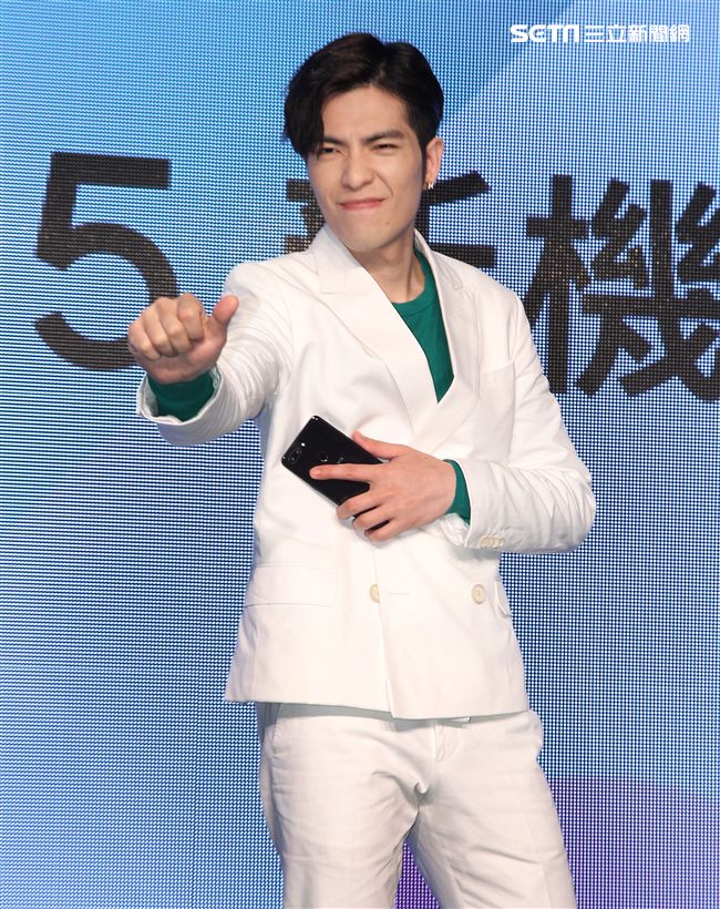 蕭敬騰代言手機大跳手勢舞。（記者邱榮吉/攝影）