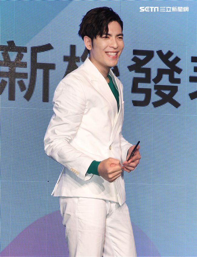 蕭敬騰代言手機大跳手勢舞。（記者邱榮吉/攝影）