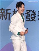 蕭敬騰代言手機大跳手勢舞。（記者邱榮吉/攝影）