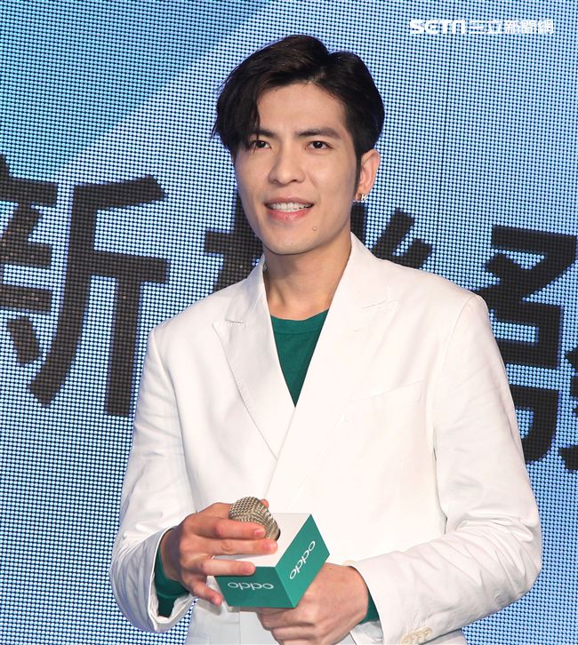 蕭敬騰代言手機大跳手勢舞。（記者邱榮吉/攝影）