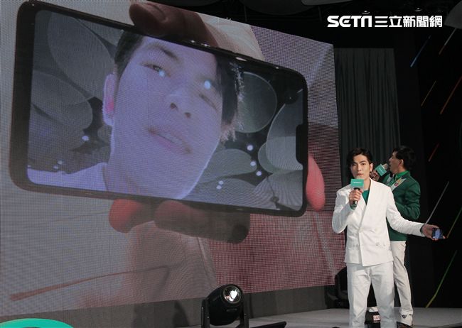 蕭敬騰代言手機大跳手勢舞。（記者邱榮吉/攝影）