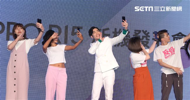 蕭敬騰代言手機大跳手勢舞。（記者邱榮吉/攝影）