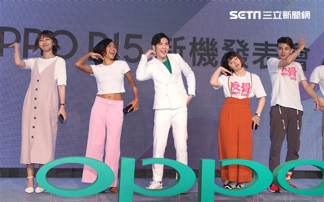 蕭敬騰代言手機大跳手勢舞。（記者邱榮吉/攝影）