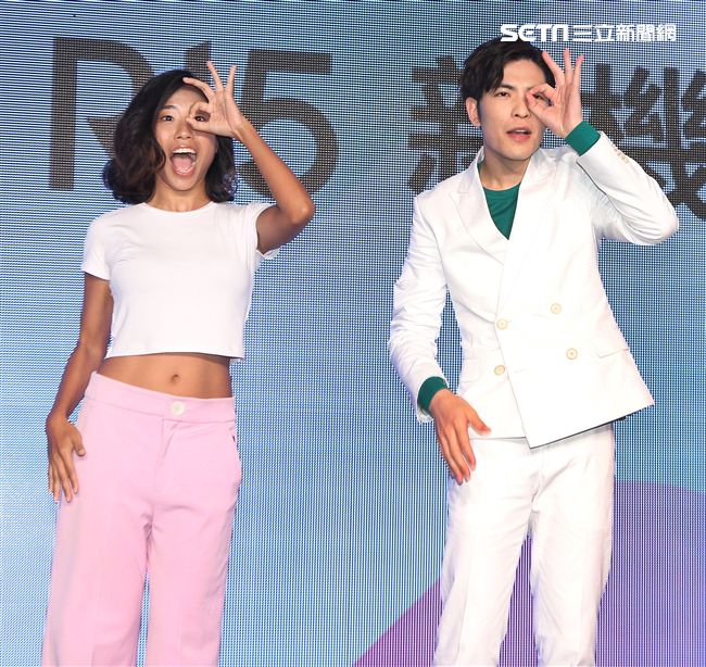 蕭敬騰代言手機大跳手勢舞。（記者邱榮吉/攝影）