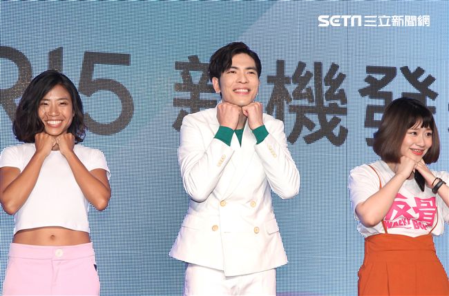 蕭敬騰代言手機大跳手勢舞。（記者邱榮吉/攝影）