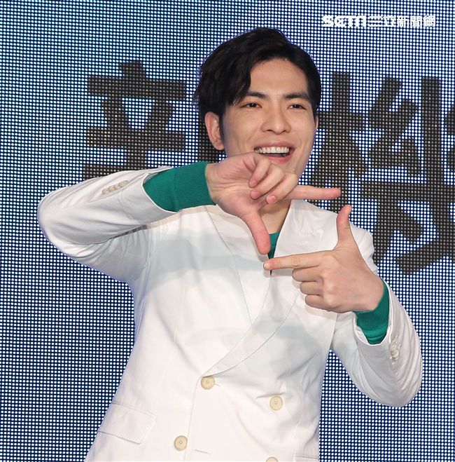 蕭敬騰代言手機大跳手勢舞。（記者邱榮吉/攝影）