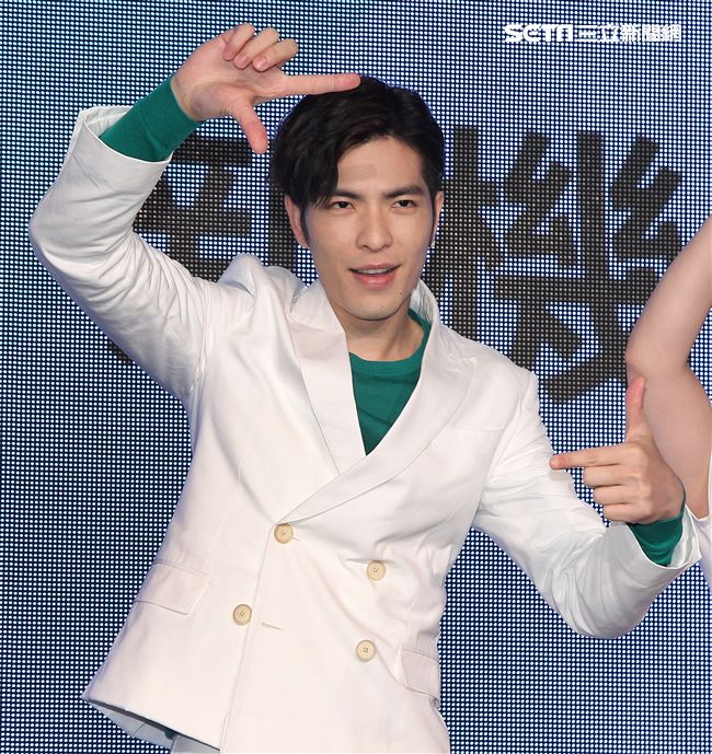 蕭敬騰代言手機大跳手勢舞。（記者邱榮吉/攝影）