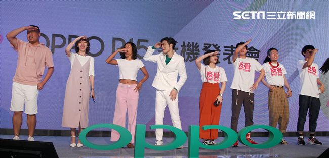 蕭敬騰代言手機大跳手勢舞。（記者邱榮吉/攝影）