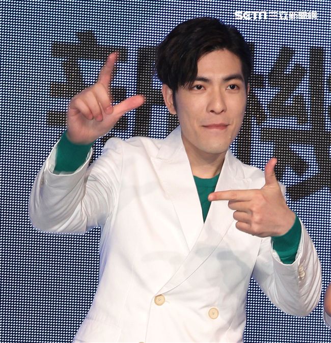 蕭敬騰代言手機大跳手勢舞。（記者邱榮吉/攝影）