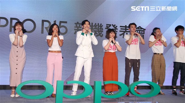 蕭敬騰代言手機大跳手勢舞。（記者邱榮吉/攝影）