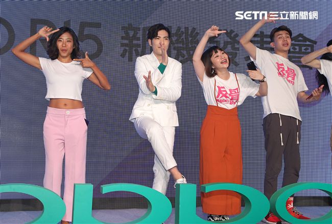 蕭敬騰代言手機大跳手勢舞。（記者邱榮吉/攝影）