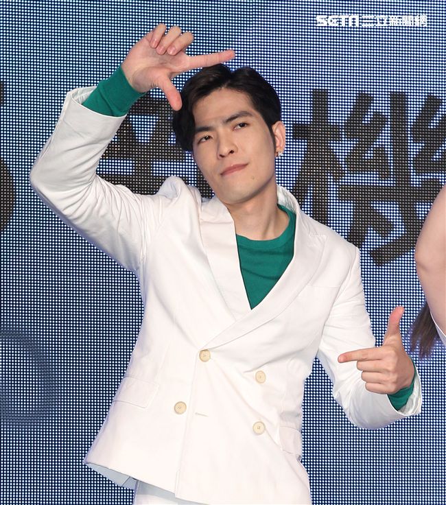 蕭敬騰代言手機大跳手勢舞。（記者邱榮吉/攝影）