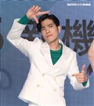 蕭敬騰代言手機大跳手勢舞。（記者邱榮吉/攝影）