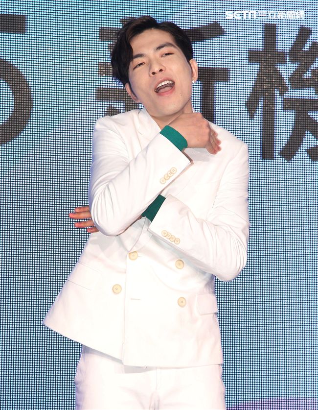 蕭敬騰代言手機大跳手勢舞。（記者邱榮吉/攝影）