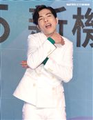 蕭敬騰代言手機大跳手勢舞。（記者邱榮吉/攝影）