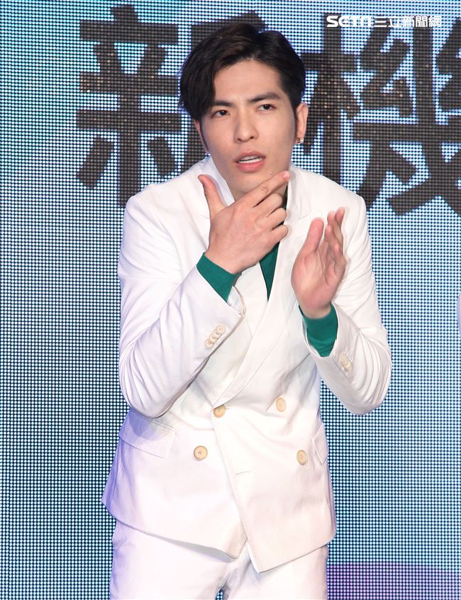 蕭敬騰代言手機大跳手勢舞。（記者邱榮吉/攝影）