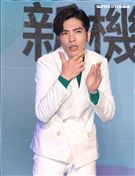 蕭敬騰代言手機大跳手勢舞。（記者邱榮吉/攝影）