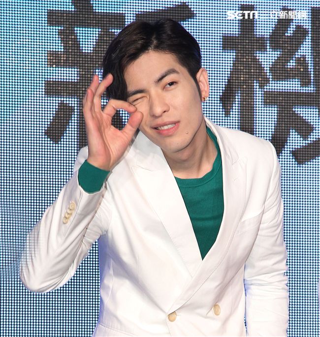 蕭敬騰代言手機大跳手勢舞。（記者邱榮吉/攝影）