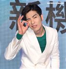 蕭敬騰代言手機大跳手勢舞。（記者邱榮吉/攝影）